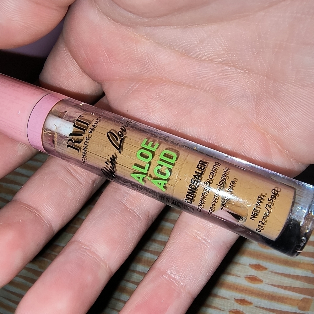 Aloe Acid Concealer - Tan